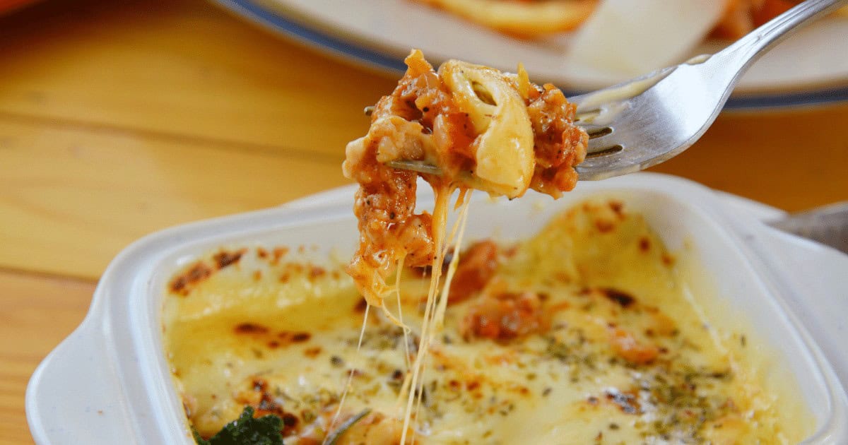 Agora é só aproveitar e degustar esta deliciosa lasanha de frango simples, junte os familiares e amigos e aproveite. Gostou desta deliciosa receita de lasanha de frango simples? Parece difícil, mais quando você começa a fazer vê o quanto é fácil e rápido. Além disso, nada melhor que uma lasanha caseira.